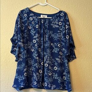 Elle blue floral blouse. XXL